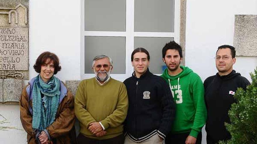 Miembros de la directiva de la asociación, junto a la hija de Castroviejo, ayer en Tirán.