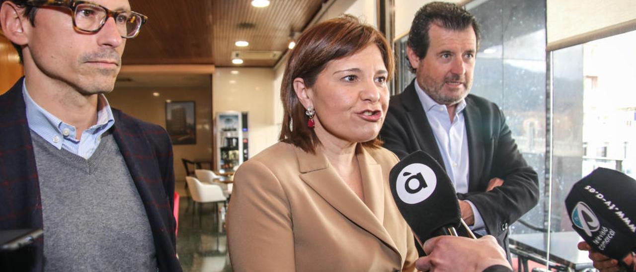 El candidato del PP a la Alcaldía de Alcoy, Quique Ruiz; la presidenta regional, Isabel Bonig, y el presidente provincial, José Císcar.