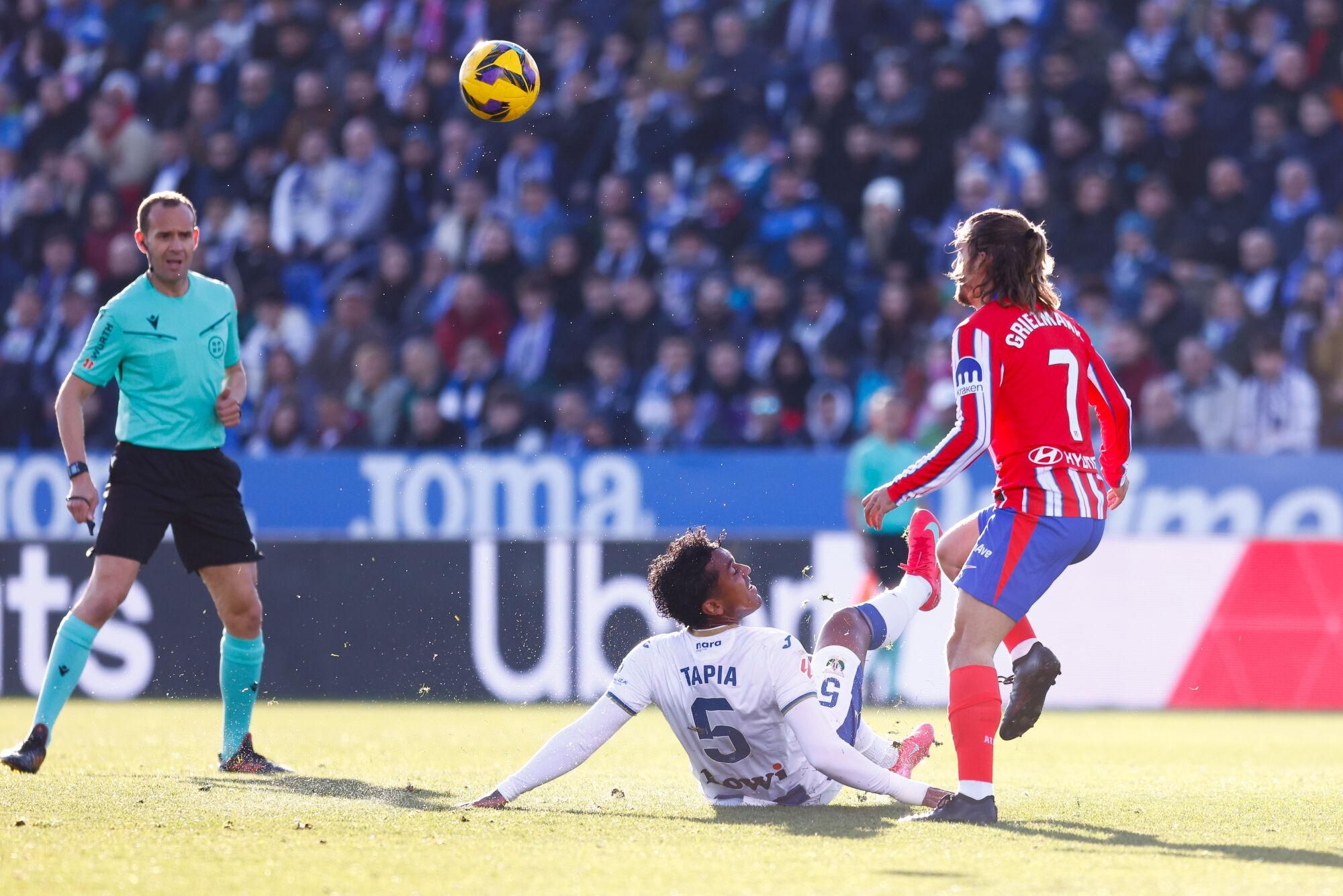 Renato Tapia of CD Leganes and Antoine Griezmann of Atletico de Madrid in action during the Spanish League, LaLiga EA Sports, football match played between CD Leganes and Atletico de Madrid at Butarque stadium on January 18, 2025, in Leganes, Madrid, Spain. AFP7 18/01/2025 ONLY FOR USE IN SPAIN. Dennis Agyeman / AFP7 / Europa Press;2025;SPAIN;SPORT;ZSPORT;SOCCER;ZSOCCER;CD Leganes v Atletico de Madrid - LaLiga EA Sports;