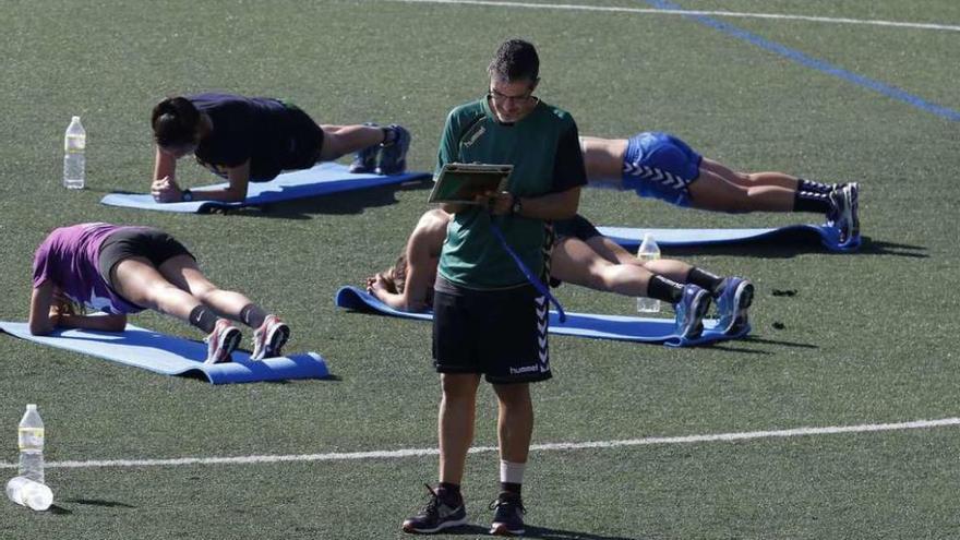 Prades y sus jugadores, durante un entrenamiento de pretemporada del Mecalia. // Alba Villar