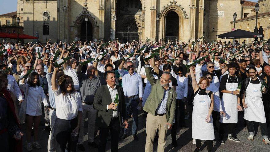 Participantes en el escanciado simultáneo, con Begoña López, José Luis Álvarez Almeida y Alfredo García Quintana, en primer término. | FERNANDO RODRÍGUEZ