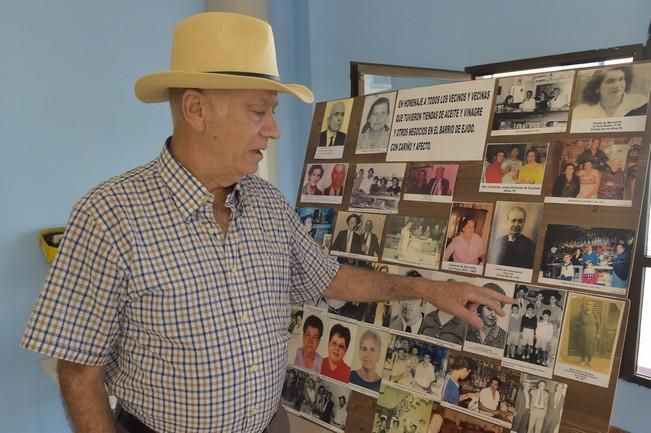 Exposición de libros y objetos antiguos, en El ...