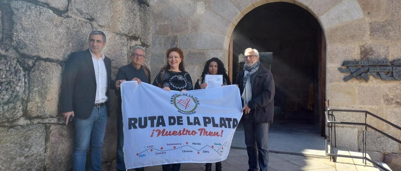 Colectivos en defensa del tren Ruta de la Plata a las puertas de la Presidencia de la Junta de Extremadura.