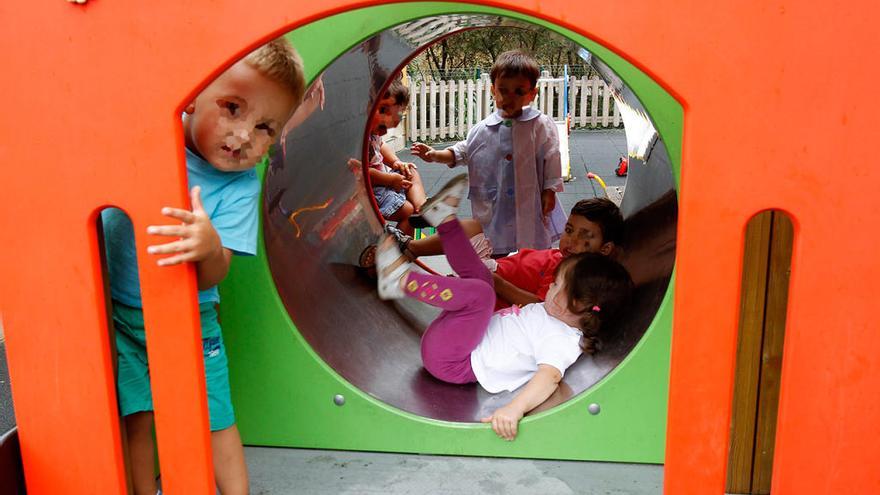 Un grupo de niños juega en una guardería de Vigo // J. Lores