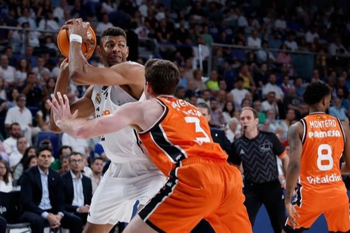 Tavares, en una acción del segundo encuentro ante el Valencia Basket