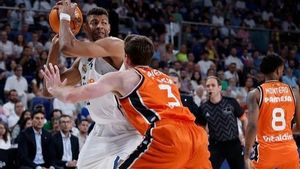 Tavares, en una acción del segundo encuentro ante el Valencia Basket