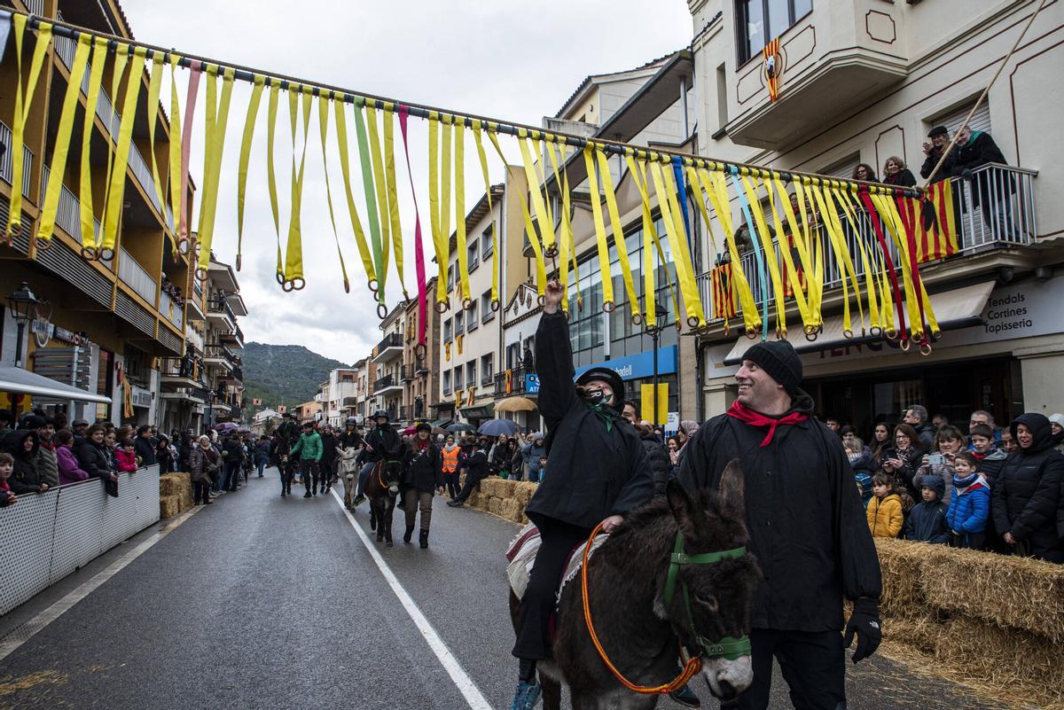La cercavila de cavalleries i xarrets de Puig-reig s'ha celebrat amb normalitat tot i la pluja La cercavila de cavalleries i xarrets de Puig-reig s'ha celebrat amb normalitat tot i la pluja