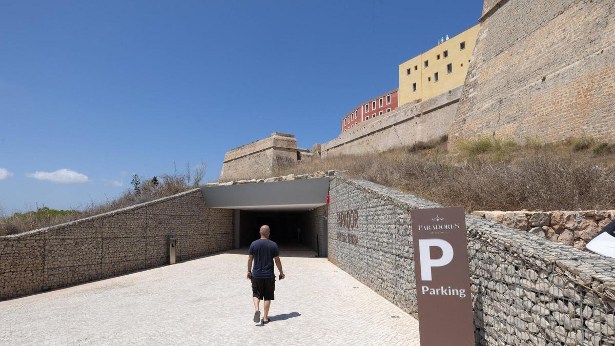 Entrada al aparcamiento del Parador, donde se encuentran los dos ascensores.