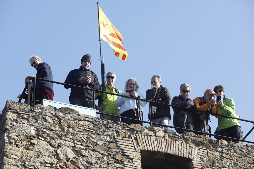 Pujada al castell de Sant Miquel per protestar contra les maniobres convocades per l exercit.