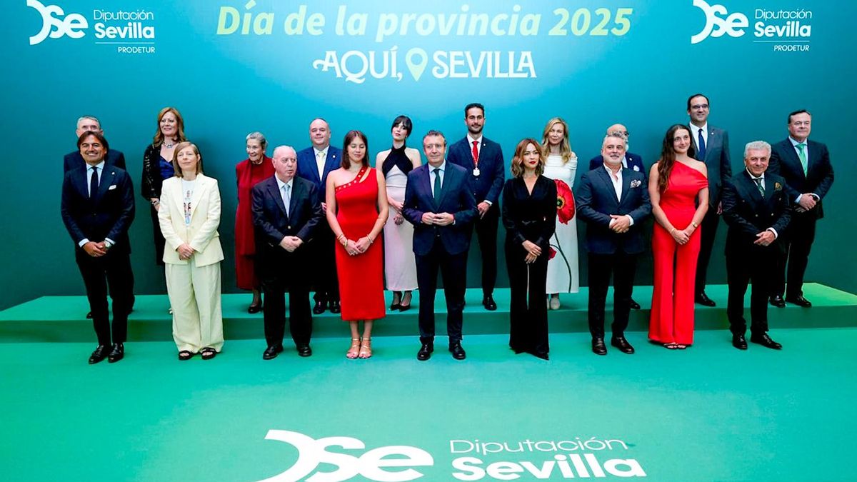 Foto de familia de los premiados.