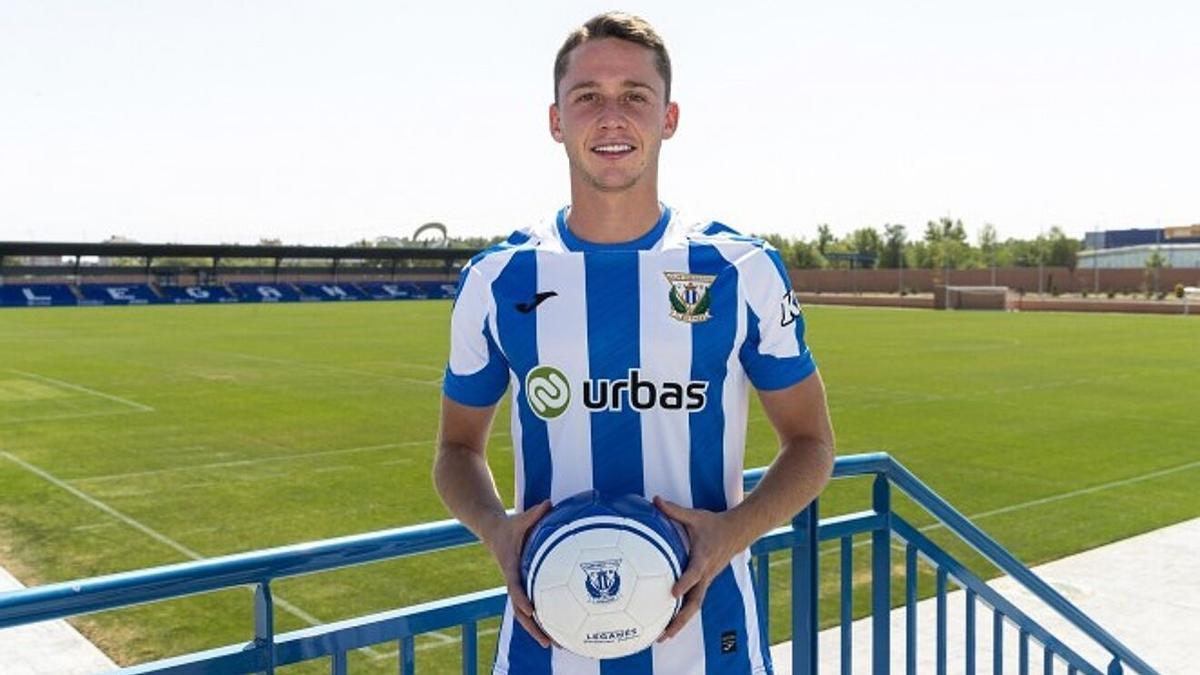 Borja Garcés posa con la camiseta del Leganés.