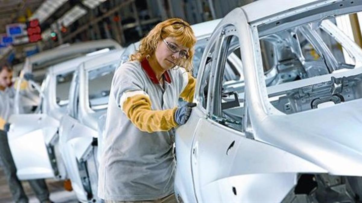 Una trabajadora, en la cadena de montaje de Seat en la fábrica de Martorell.