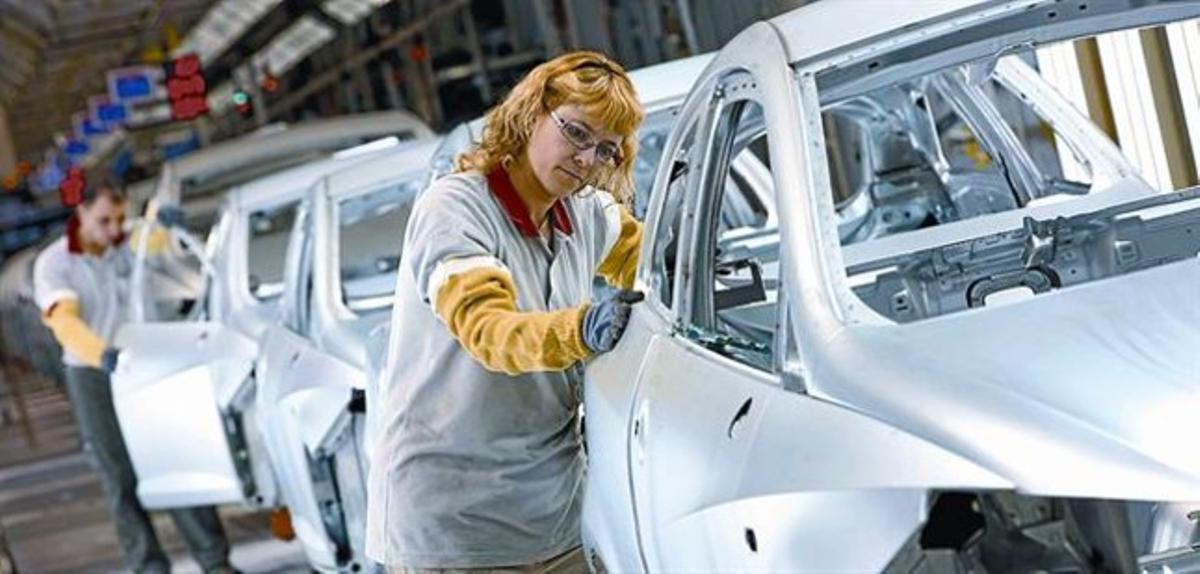 Una trabajadora, en la cadena de montaje de Seat en la fábrica de Martorell.