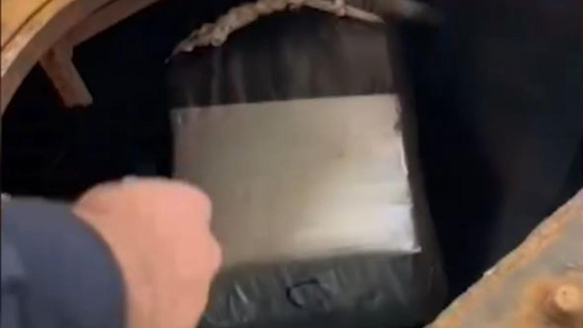 Uno de los paquetes de cocaína hallados en la bodega de un barco.