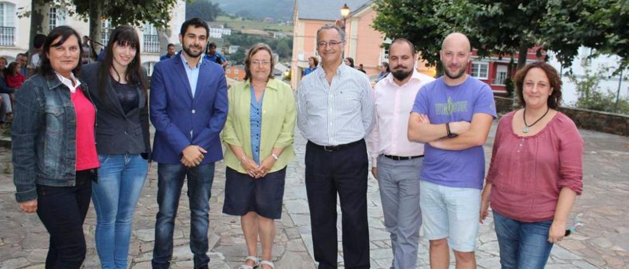 De izquierda a derecha, los ediles Pepa Martínez, Cecilia Alonso y Amadeo Molejón, la regidora santirseña Goretti Quintana, el pregonero y los integrantes de la asociación &quot;San Tirso del Eo&quot; Ángel Prieto, José Manuel Calvín e Inma Folgueiras.