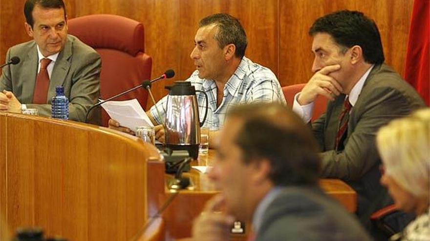 El representante de los afectados, Manuel Antonio Sotelino, durante su intervención ante el pleno.