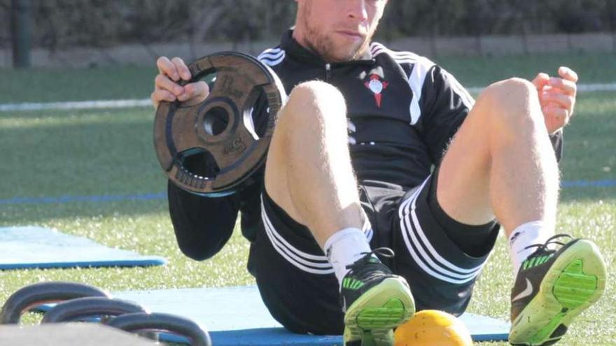 Michael Krohn-Dehli, ayer, durante el entrenamiento que celebró el Celta en A Madroa.