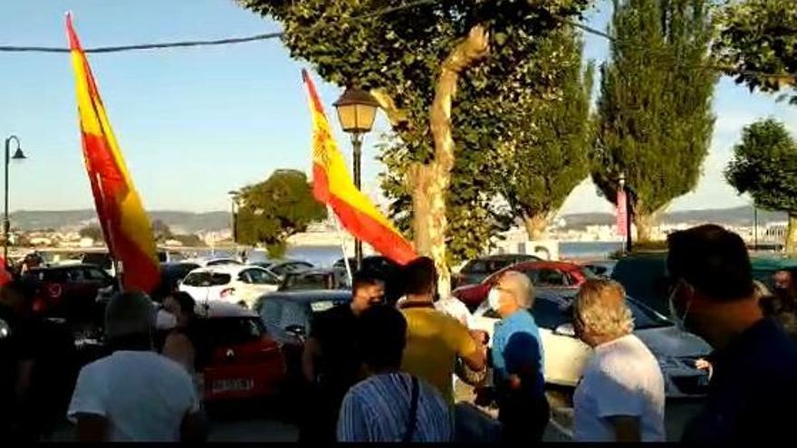 Gritos de "fachas" y "fuera" a unos manifestantes con la bandera española en Cangas