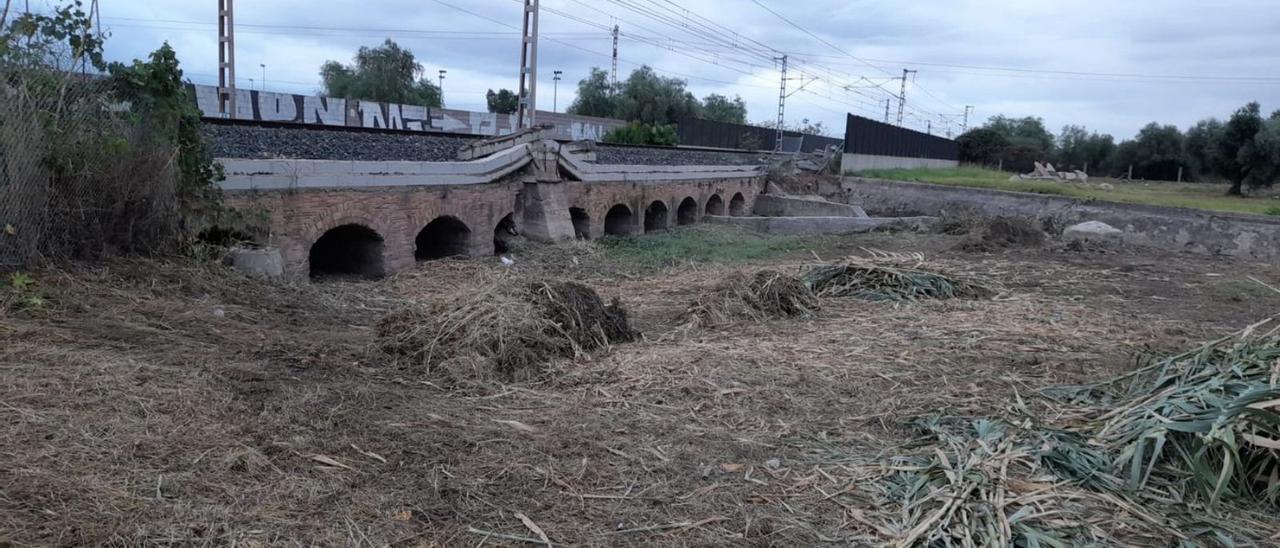 Focalizan las labores en el tramo del Barranquet contiguo a la vía férrea, que causa muchos problemas de inundabilidad. | MEDITERRÁNEO