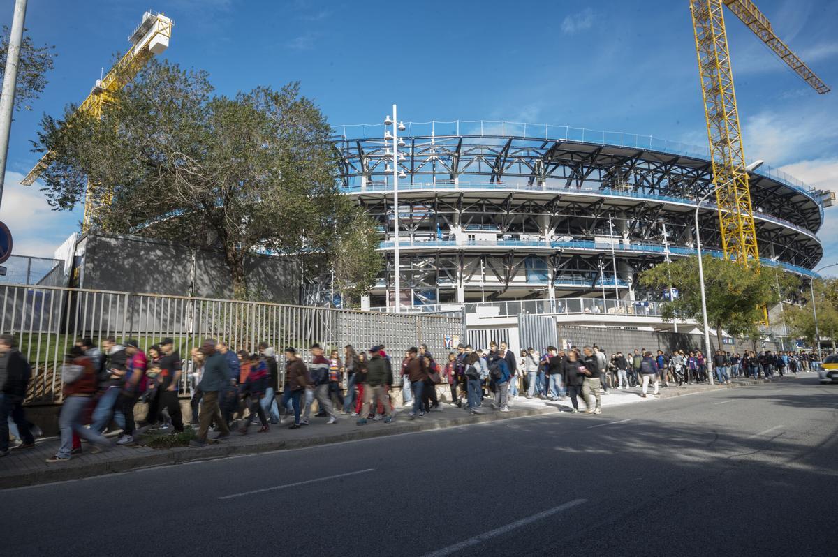 Barcelona. 07.11.2025.  Deportes.  El público abandona el Spotify Camp Nou tras el primer test con casi 22.000 aficionados en la grada para presenciar el entrenamiento del primer equipo del Barça . Fotografía de Jordi Cotrina