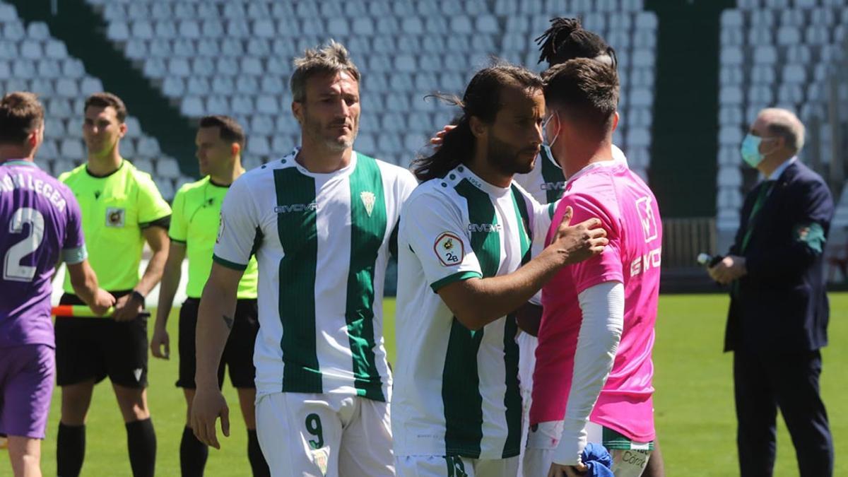 Piovaccari y Mario Ortiz, abatidos tras el partido entre el Córdoba CF y el Betis Deportivo en El Arcángel.