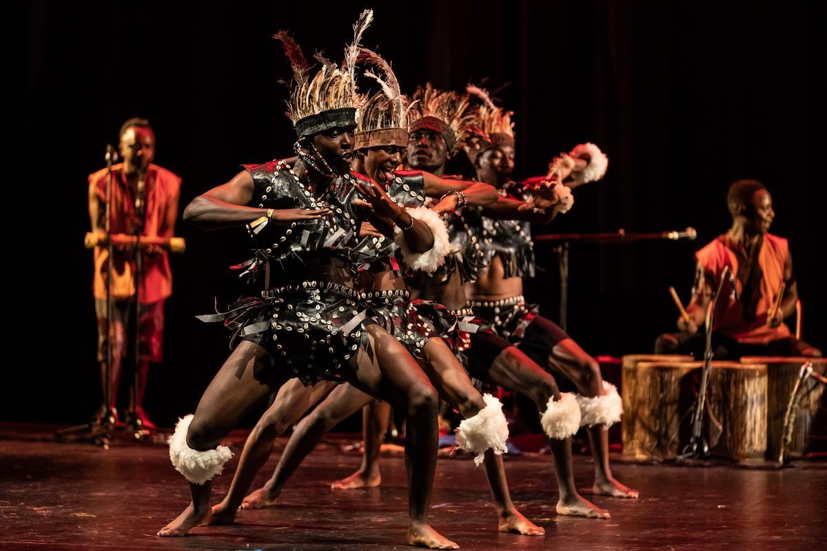 Grupo Nairobi Dance Emsemble de Kenia.