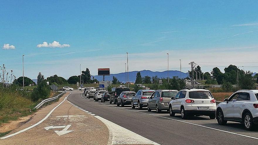 Cues a la C-26 per agafar l&#039;N-II a Figueres en direcció a Roses, ahir al matí.