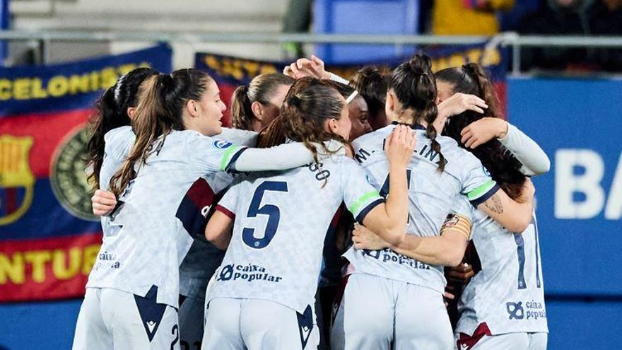 El equipo celebra el gol de Alharilla.