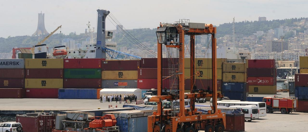 Empresas de la provincia mantienen contenedores bloqueados y generando un sobrecoste en el puerto de Argel.