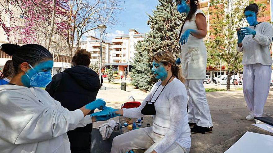 Las activistas se preparan antes de la ‘performance’. 