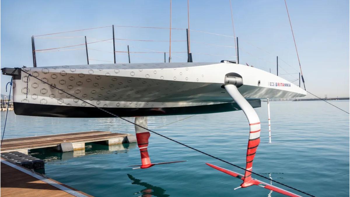 Vela | El equipo británico ya prepara su barco para la Copa América de vela  en Mallorca
