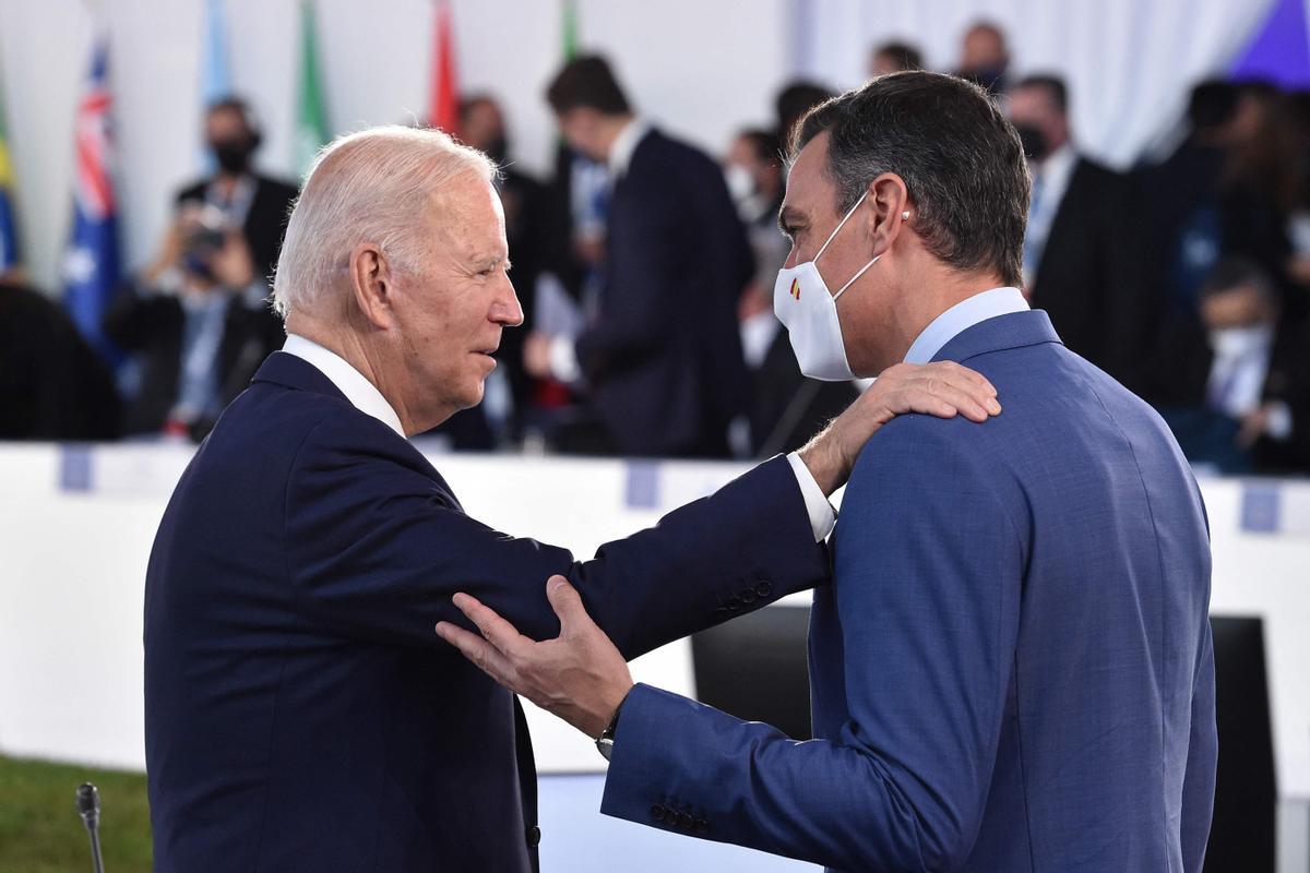 El presidente de EEUU, Joe Biden, saluda a Pedro Sánchez antes de la primera sesión plenaria del G20 en Roma.