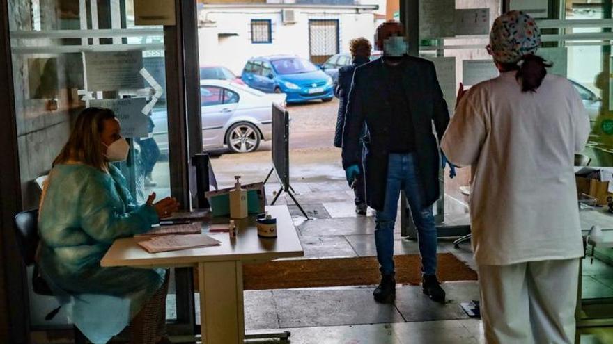 Un hombre acude a su centro de salud en Badajoz durante la pandemia.