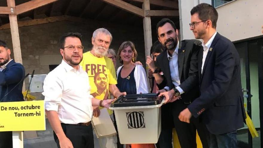 Membres del partit envoltant una urna, ahir a la tarda a Fonollosa