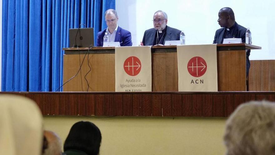 Por la izquierda, Javier Linaza, Jesús Sanz Montes y Patrick Akpabio, ayer, en la presentación del informe. | Mario Canteli.