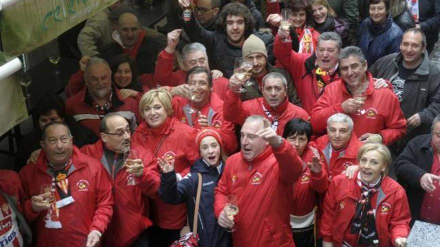 Varios grupos de aficionados en la calle de la Franja y también en la plaza de María Pita. / víctor echave