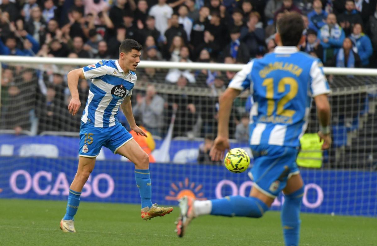 Miguel Loureiro controla el balón en el duelo ante el Albacete.