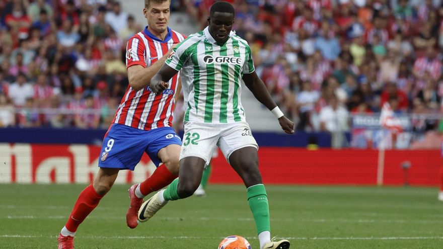 El Betis y el Rayo negocian el traspaso del central senegalés Nobel Mendy