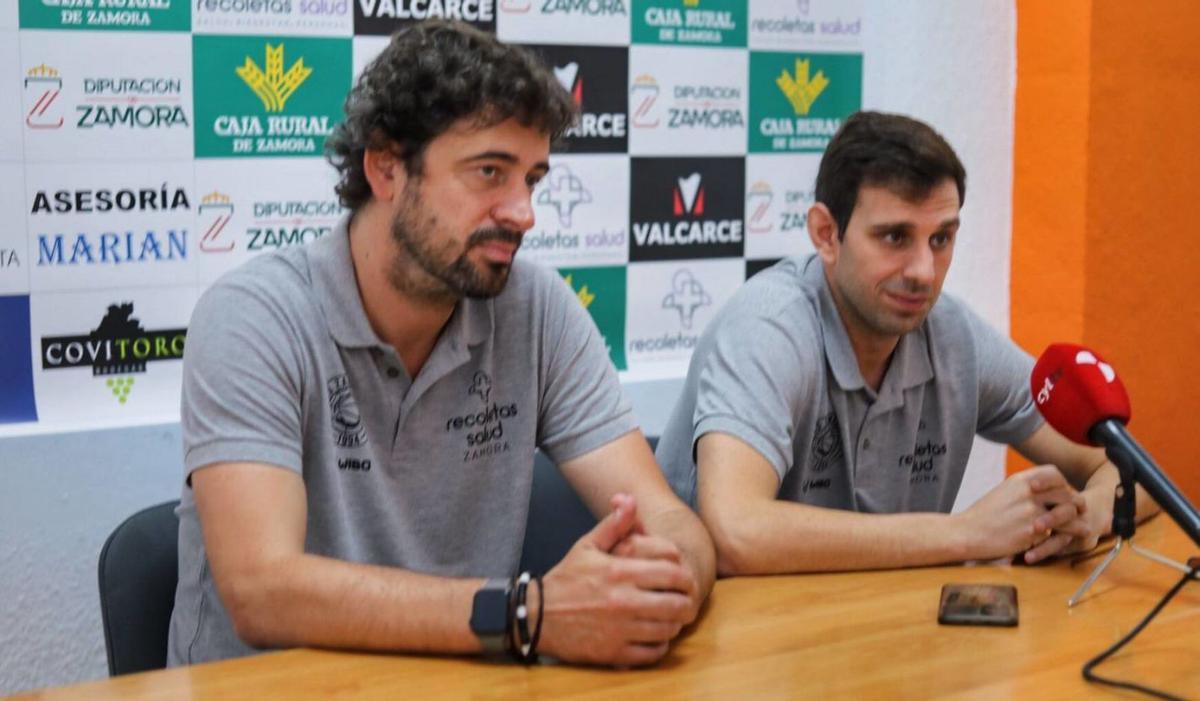 Ricardo Vasconcelos y su compañero Raúl «Rula» Pérez, ayer en rueda de prensa. | Alba Prieto