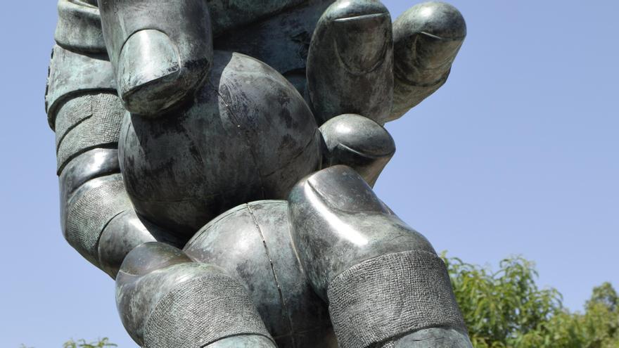 Las manos de cuatro metros de altura, una escultura de Manolo Boix situada en la calle Ausiàs March