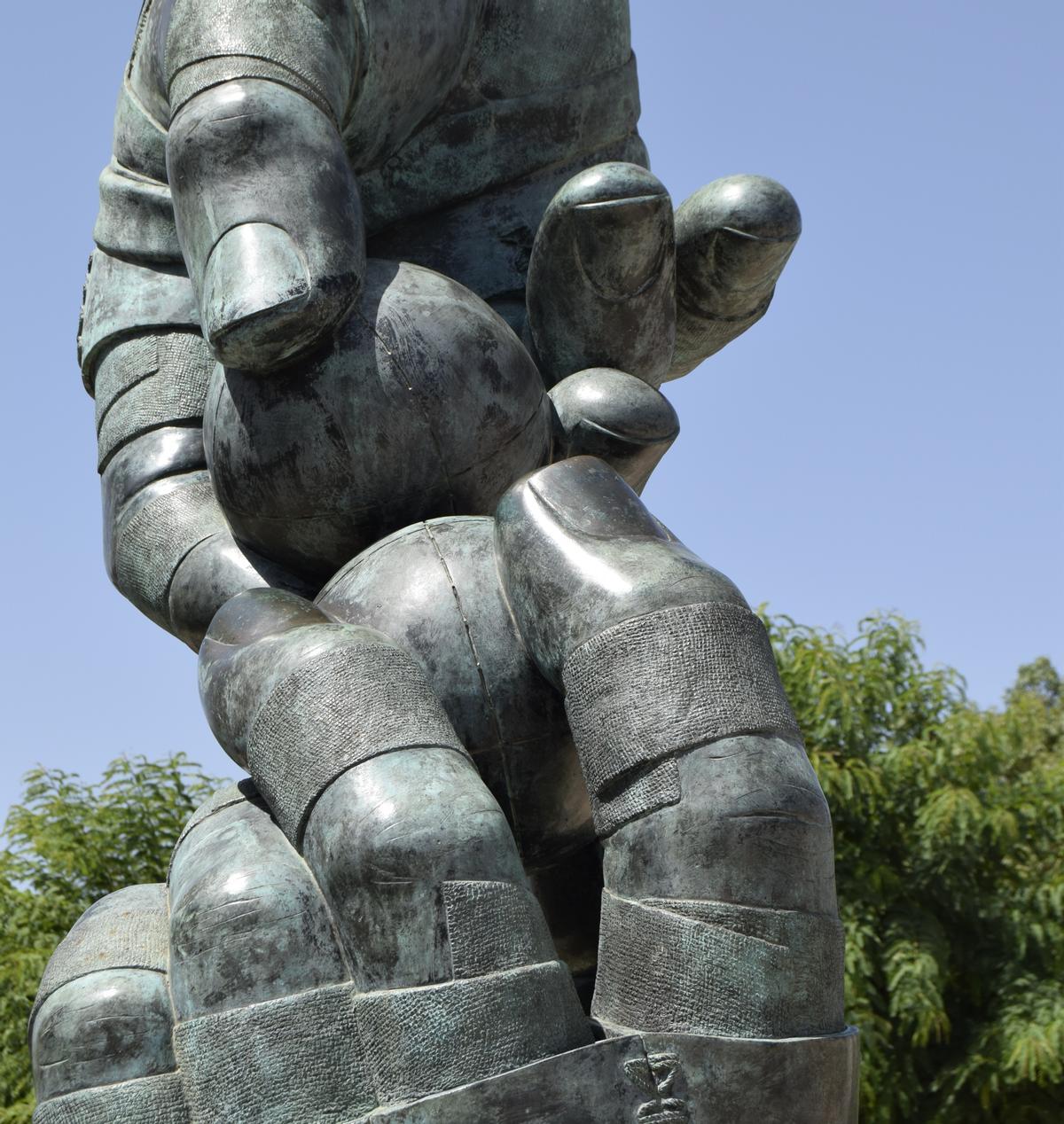 Las manos de cuatro metros de altura, una escultura de Manolo Boix situada en la calle Ausiàs March