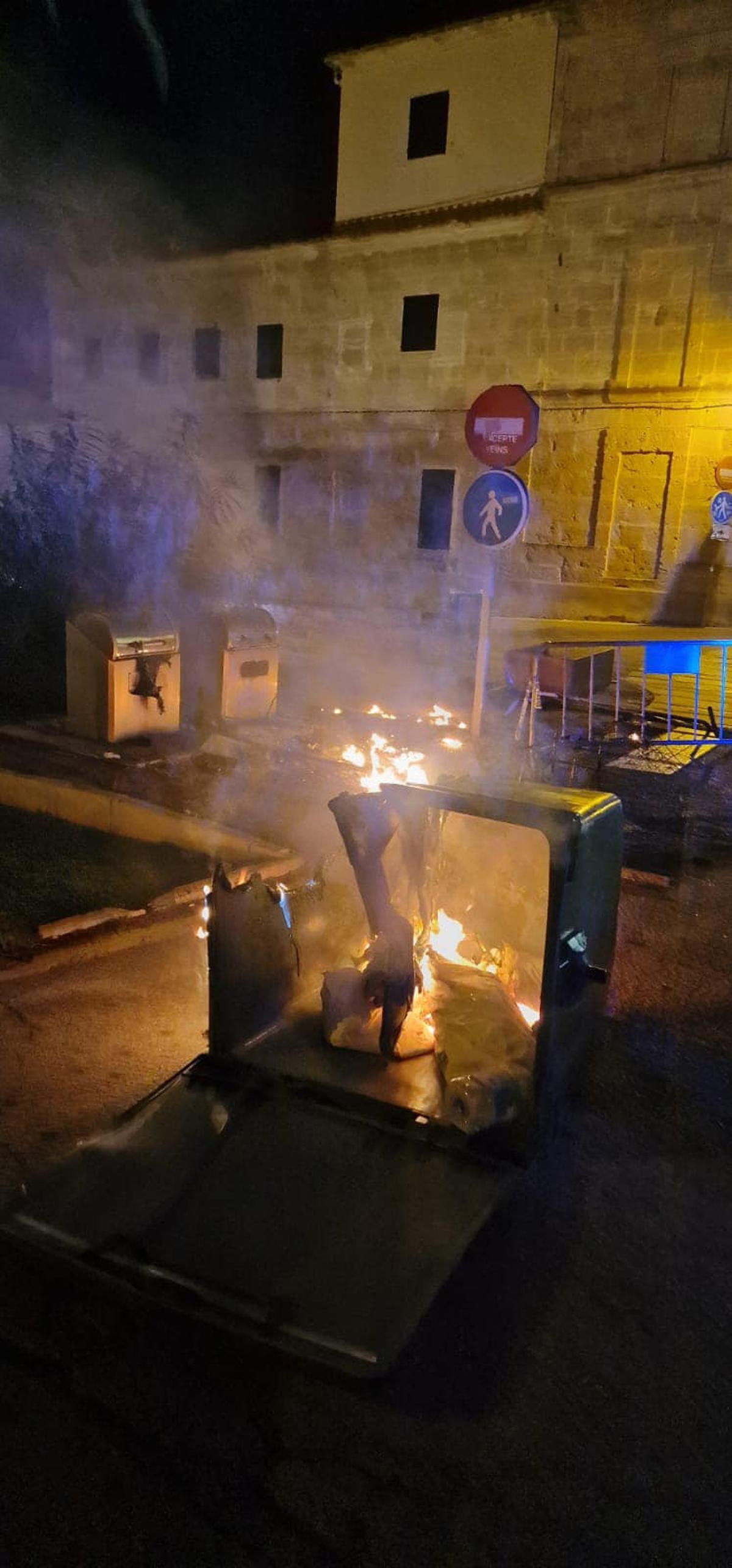 Los contenedores quemados esta madrugada en Alcúdia.