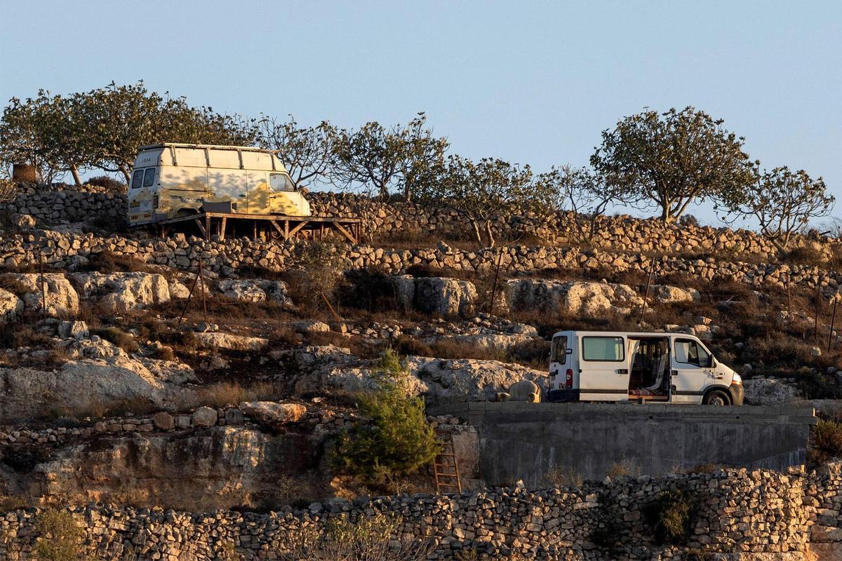 Vehículos de colonos israelís en unos campos de Qusra, aldea palestina.