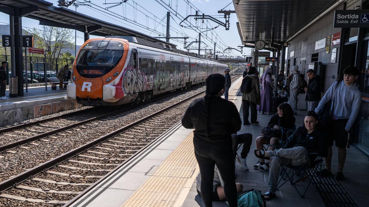 Varias personas, en el andén de una estación de Rodalies de Mollet del Vallès.