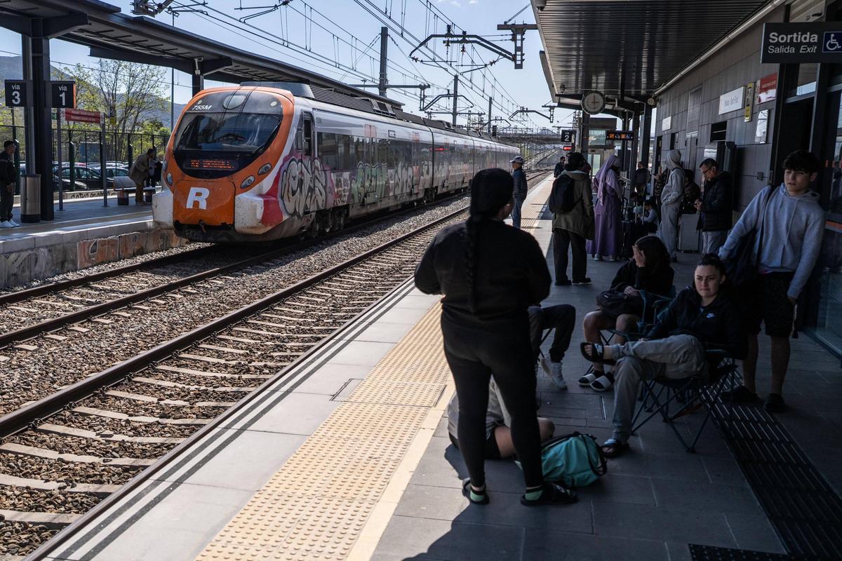 Varias personas, en el andén de una estación de Rodalies de Mollet del Vallès.