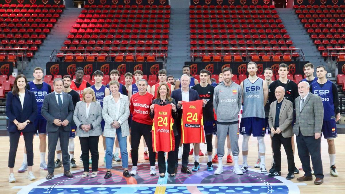 Ricky Rubio, en el fondo de la imagen con la delegación del Ayuntamiento de Zaragoza