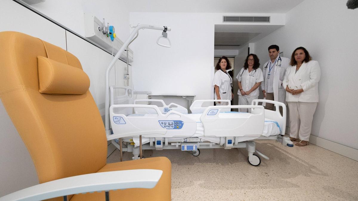 La consellera balear de Salud, Manuela García, en una visita a Ca na Majora