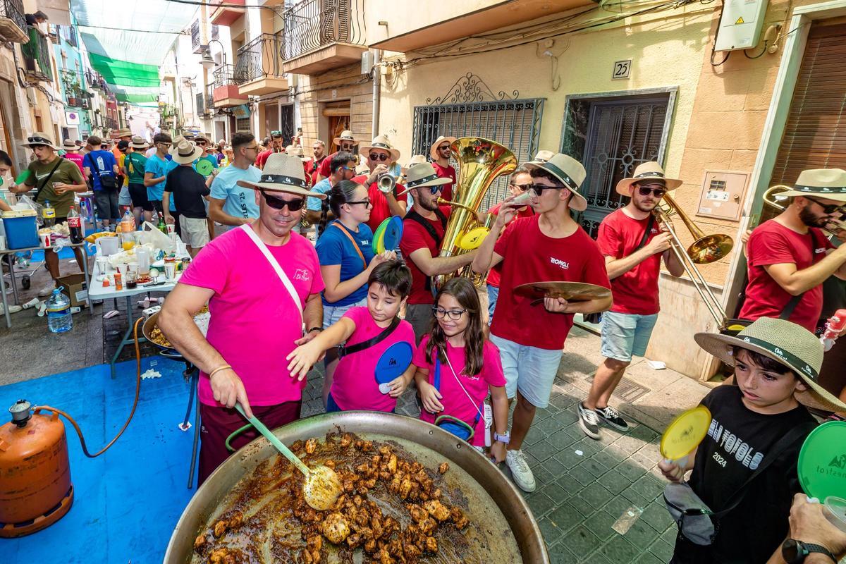 Ya se puede sentir el aroma de las paellas cocinadas en el carrer Nou.