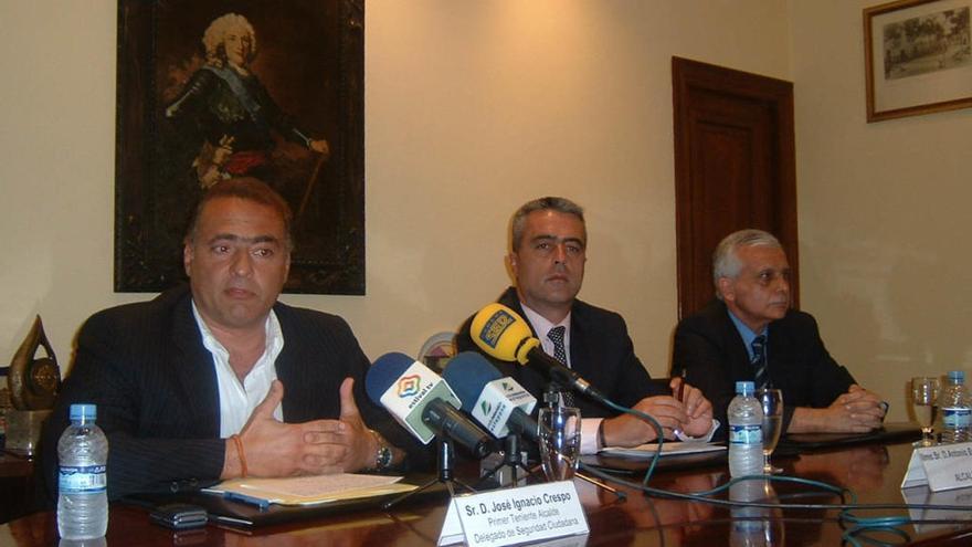 El exteniente de alcalde José Ignacio Crespo y el exalcalde Antonio Barrientos, en 2004.