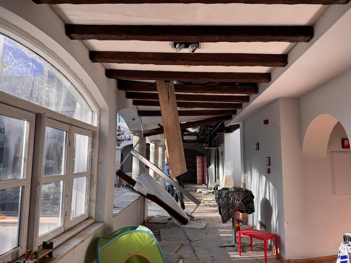 Interior en ruinas del Pabellón de Cáceres.